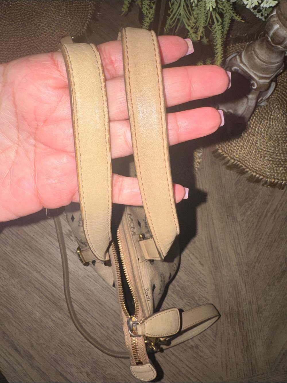 MCM Beige Logo Shoulder Bag with Gold Hardware in EUC - Picture 7 of 7